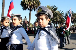Estudiantes en todo el país desfilan para conmemorar un nuevo aniversario de las Glorias Navales