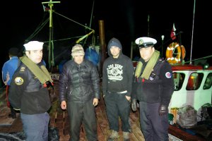 Lancha de Servicios Generales “Puerto Natales” rescató a tres tripulantes de embarcación hundida en región de Magallanes