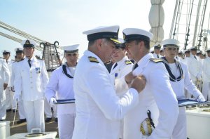 Buque Escuela Esmeralda conmemora Combate Naval de Iquique navegando
