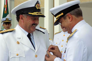 Almirante Larrañaga recibe condecoración de la Armada de México