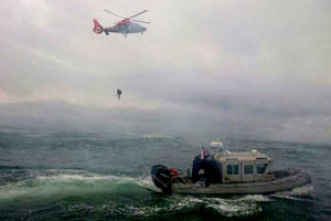 Helicóptero naval encontró cuerpo de tripulante que cayó al mar en las cercanías del Faro Punta Puchoco