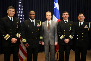 Oficiales de la Armada de Chile son condecorados en la Embajada de Estados Unidos