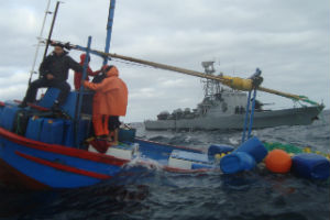Armada rescata a cuatro ciudadanos peruanos frente a las costas de Iquique