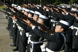 Grumetes del curso de Cocineros y Mayordomos 2014 recibieron sus armas