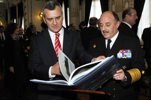 En Comandancia en Jefe de la Armada lanzan libro “Mar de Chile”