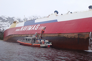 Últimos tripulantes evacuados con la ayuda de la Armada