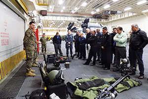 Ministro de Defensa visitó el USS “America” durante su navegación a Valparaíso