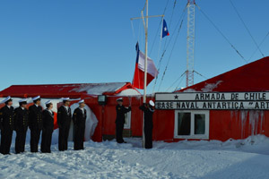 Base Naval “Arturo Prat” efectuó homenaje a mártir caído en la Antártica