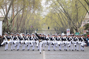 Fuerzas Navales desfilan por las calles de Santiago