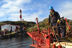 Rompehielos Viel apoyó a comunidad de Caleta Tortel