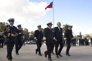 Ministro de Defensa visita Escuela Naval “Arturo Prat”