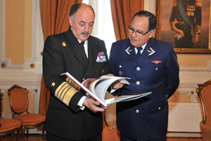 Almirante Larrañaga recibe saludos protocolares del nuevo Comandante en Jefe de la Fuerza Aérea de Chile