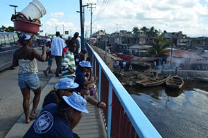 Batallón Chile pintó principal puente de la ciudad de Cap-Haitien