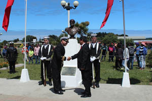 Armada de Chile entregó busto del Comandante Arturo Prat a la comunidad de Puerto Saavedra