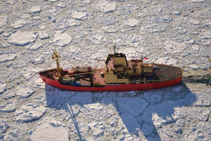 Rompehielos Viel apoyó a las bases nacionales del Círculo Polar Antártico