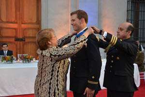 Oficiales de la Armada de Chile reciben condecoración "Presidente de la República"