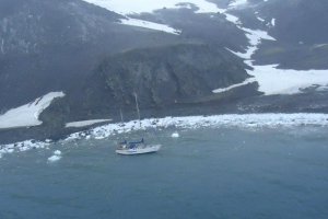 Armada de Chile apoya a yate polaco en la Antártica