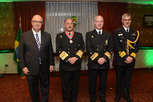Brasil condecora a Comandante en Jefe de la Armada
