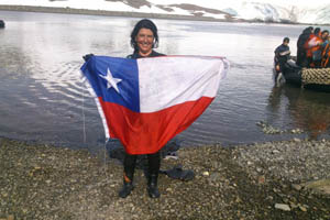 Nadadora chilena cruzó las aguas de la Antártica con apoyo de la Armada