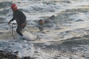 Armada y Bomberos rescataron a cinco bañistas en Antofagasta