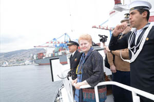 Presidenta de Lituania recorrió la bahía de Valparaíso en lancha de la Armada de Chile