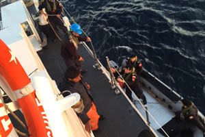 Armada salva la vida a tres pescadores que estuvieron a la deriva por dos días Armada salva la vida a tres pescadores que estuvieron a la deriva por dos días