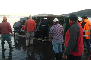 Policía Marítima de Queule rescató a tripulantes que naufragaron en Caleta Mehuín