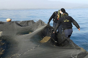 Con patrullajes Armada resguarda lagos cercanos al volcán Calbuco