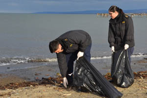 Armada recoge 3 toneladas de basura de la playa en Punta Arenas