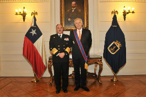 Comandante en Jefe de la Armada condecoró a Ministro Jorge Burgos