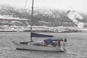 Tripulación de yate varado en Bahía Chilota es rescatado por la Armada y Bomberos