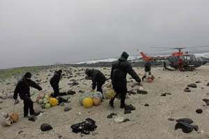 Dos toneladas de basura fueron retiradas de isla Salas y Gómez