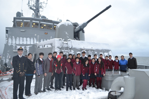 Jóvenes de Escuela República de Croacia visitan patrullero de la Armada