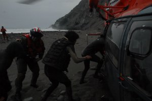 Aviación naval rescató a surfistas extraviados en la zona norte del país