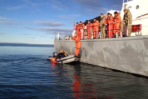 Expedicionarios del INACH fueron capacitados en manejo de bote de goma