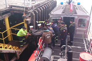 Evacúan herido desde Canal Sarmiento en lancha de rescate