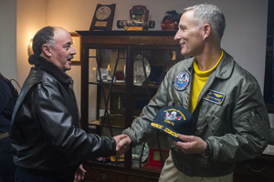 Almirante Larrañaga visitó portaaviones “George Washington”