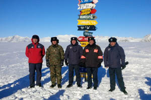 Ministro de Defensa y Comandantes en Jefe de las FF.AA. visitaron el Glaciar Unión