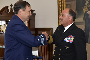 Comandante en Jefe realiza saludos protocolares en Santiago