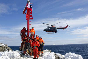 Buque “Aquiles” construye en la Antártica baliza de 7 toneladas