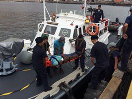 Armada evacuó a pescador que sufrió grave accidente a 30 millas de costa de Iquique