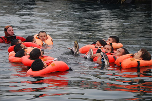 Dotaciones de vuelo realizan entrenamiento de supervivencia en el mar