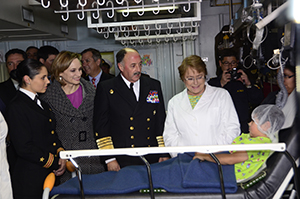 Presidenta Bachelet y Almirante Larrañaga visitaron operativo médico en buque "Sargento Aldea"
