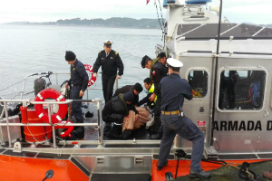 Pescador artesanal es rescatado con vida desde Quellón