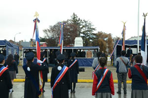 Estudiantes en todo el país desfilan para conmemorar las Glorias Navales
