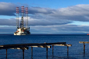 Plataforma de perforación petrolera recala a la bahía del Estrecho de Magallanes