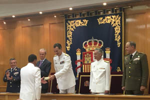 Oficial de la Armada se graduó con primer lugar de Curso de Estado Mayor en España