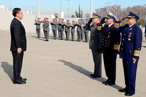 Ministro de Defensa condecoró con Medalla Bicentenario al Comandante en Jefe de la Armada