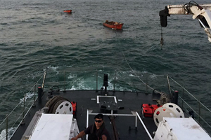 LSG "Iquique" recupera embarcaciones pesqueras a la deriva tras temporal