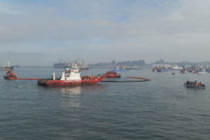 Ejercicio de control de derrame de hidrocarburos en bahía de Coronel